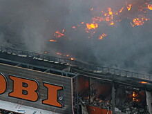 Охранник гипермаркета OBI погиб при падении конструкции горящего здания