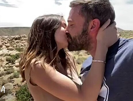 Страсть на глазах у всего мира: новая «девушка Бонда» чувственно поцеловалась с Беном Аффлеком в пустыне