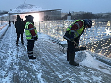 На Парящем мосту в «Зарядье» провели плановую уборку снега