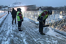 На Парящем мосту в «Зарядье» провели плановую уборку снега