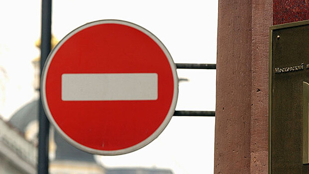 Дорожные знаки начнут вешать на зданиях и заборах