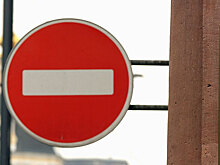 Дорожные знаки начнут вешать на зданиях и заборах