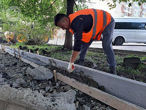 У центрального пруда в Киясово пришлось вновь ремонтировать благоустроенный тротуар