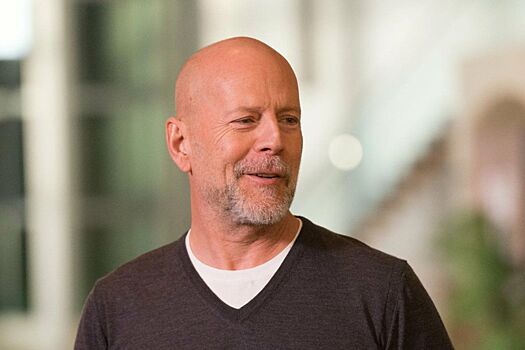 С Брюса Уиллиса сняли «Золотую малину» из-за болезни