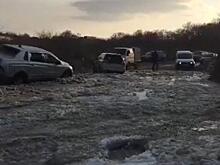 «Непонятно, что там налито»: по городской дороге не может проехать даже джип
