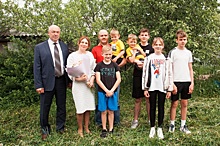 Евгений Лебедев поздравил многодетную семью с Днем защиты детей