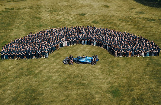 В Williams отметили середину сезона коллективным фото