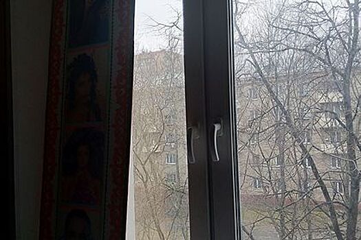 Московский ветеран прожил всю зиму с подпертым шваброй окном