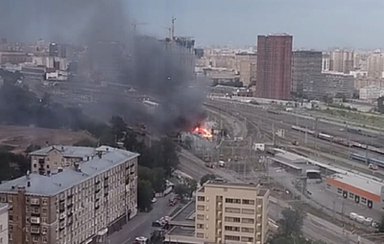 В центре Москвы загорелся ангар