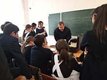 Полицейские проводят занятия в кадетском классе правоохранительной направленности в Северной Осетии