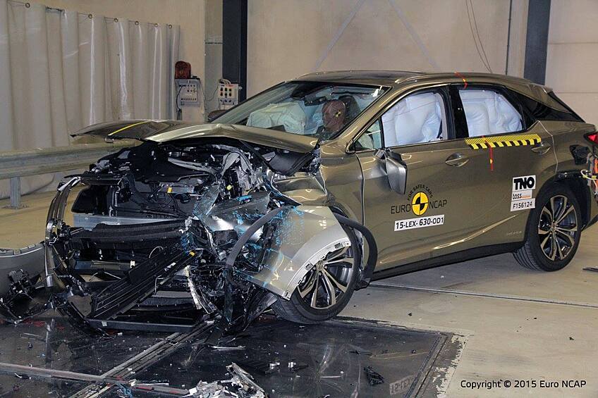 Краш-тесты Euro NCAP становятся все более требовательными. Теперь максимальный уровень рейтинга ограничивается пятью звездами, а в ходе краш-тестов проверяется не только уровень защиты водителя, пассажиров и пешеходов при столкновении, но и в первую очередь способность автомобиля избежать столкновения. На фото: Lexus RX 2015