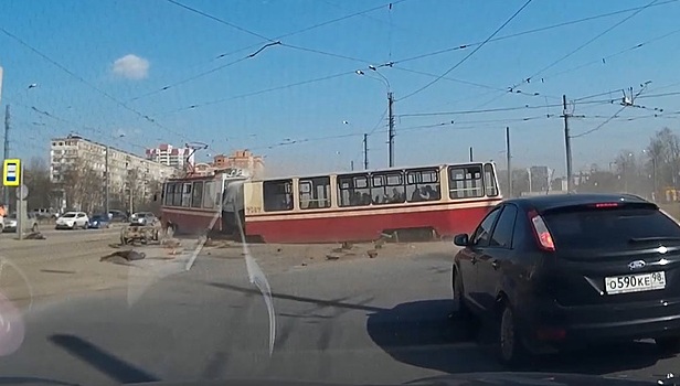 Трамвай развалился на ходу в Петербурге