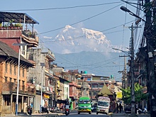 Зачем туристы со всего мира едут в непальский город на берегу озера Фева