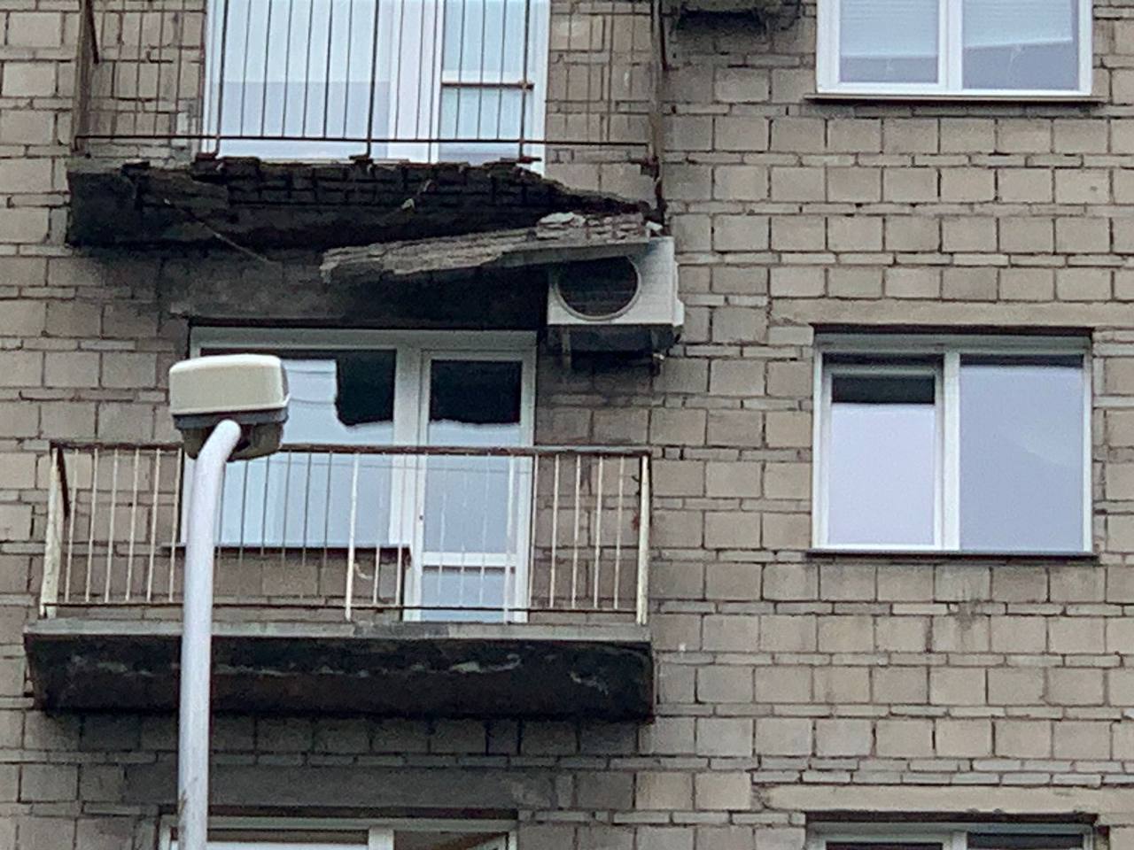 В центре Новосибирска обрушился балкон на 9 этаже дома напротив НОВАТа