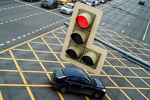 Юрист Редин: в России появится новый сигнал светофора в виде пешехода с белой стрелкой