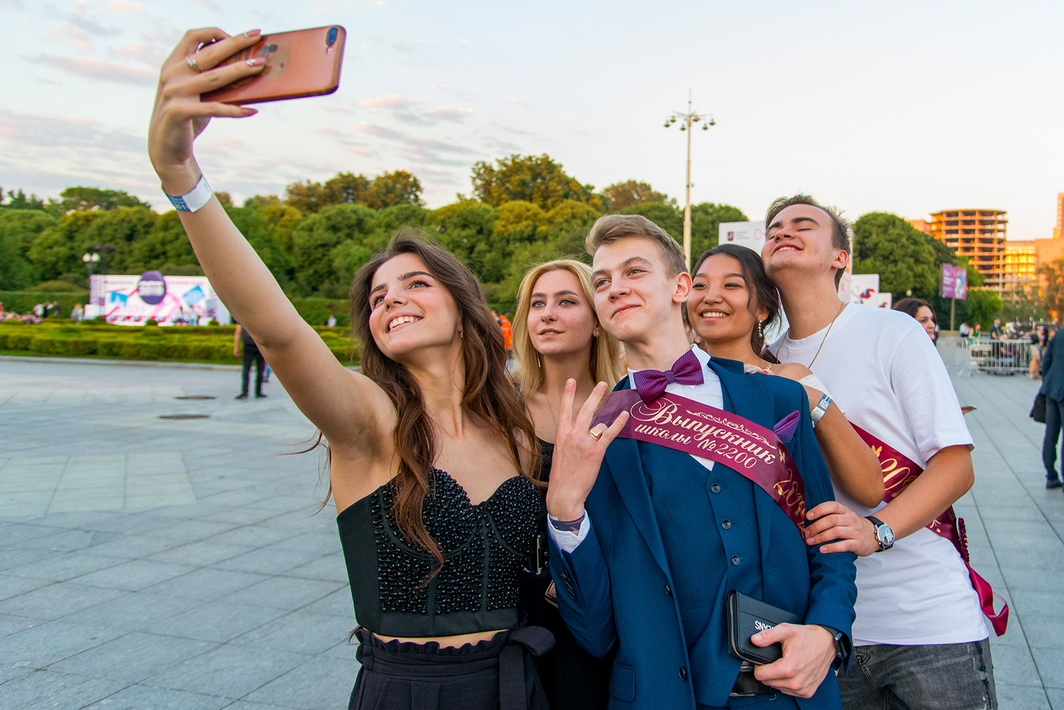 Школьный выпускной вечер. Выпускной. Фотосессия выпускников. Фотосессия на выпускной. Выпускной в школе.