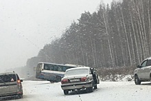 Под Екатеринбургом автобус вылетел с дороги