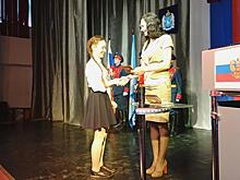 В Ноябрьске подросткам торжественно вручили паспорта