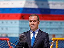 Медведев пообещал отомстить за удаленный YouTube канал Дмитрия Пучкова
