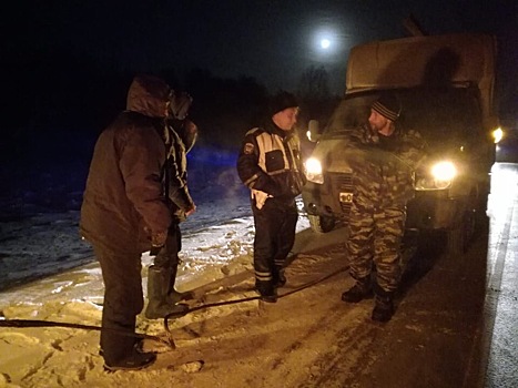 Свердловские полицейские спасли мужчин, которые застряли на трассе в -32 °С из-за поломки двигателя