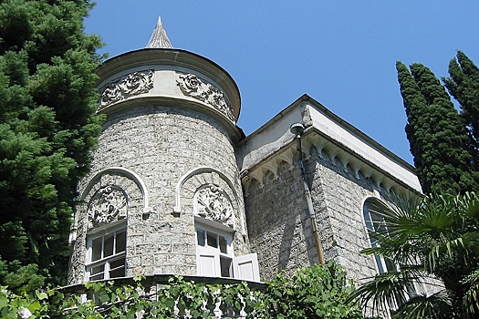 Абхазия теряет туристов: россияне столкнулись с платным входом в кафе и депозитами