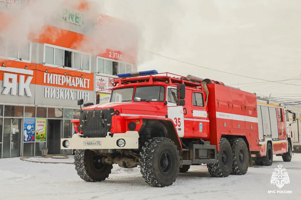 В Омске загорелся гипермаркет «Маяк»