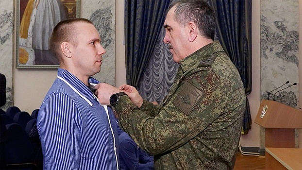 Евкуров вручил награды отличившимся бойцам в госпитале имени Бурденко