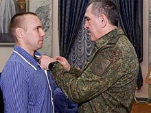 Евкуров вручил награды отличившимся бойцам в госпитале имени Бурденко