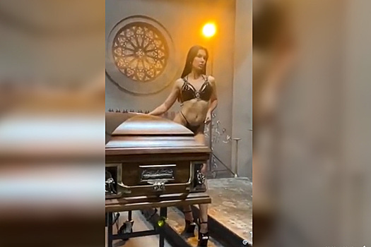 Московские ритуальщики сняли рекламу с полуобнаженными моделями на гробах