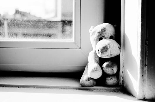 В Оренбурге из окна квартиры на 5 этаже выпал 2-летний малыш
