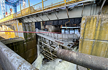 Сброс воды с прорванной дамбы Каховской ГЭС пошел на спад