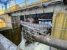 Сброс воды с прорванной дамбы Каховской ГЭС пошел на спад
