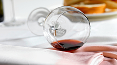 Как вывести пятно с белой скатерти: проверенные способы и полезные советы