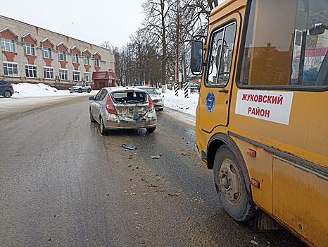 Школьный автобус столкнулся с легковушкой