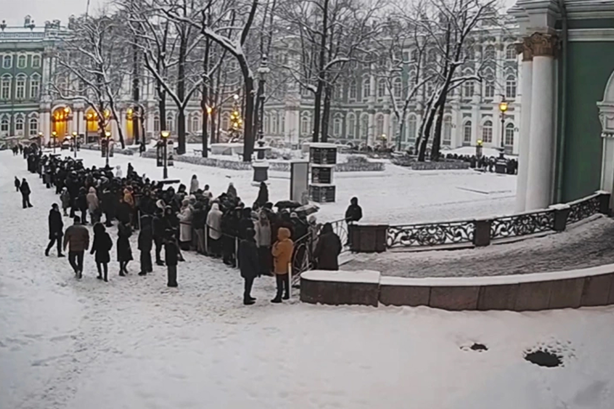 Очередь на вход в Эрмитаж растягивалась до Александровской колонны, но к вечеру рассосалась