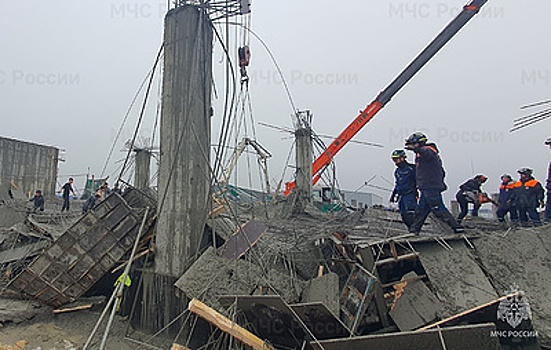В Южно-Сахалинске из-под завалов здания извлекли тело погибшего