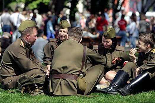 Показы военных фильмов, выставки ретроавтомобилей и концерты ждут москвичей в парках 9 мая