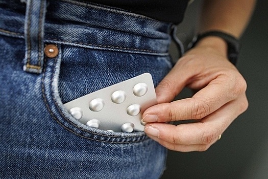 Врач указал на возможные причины покраснений у работников склада из-за спецодежды