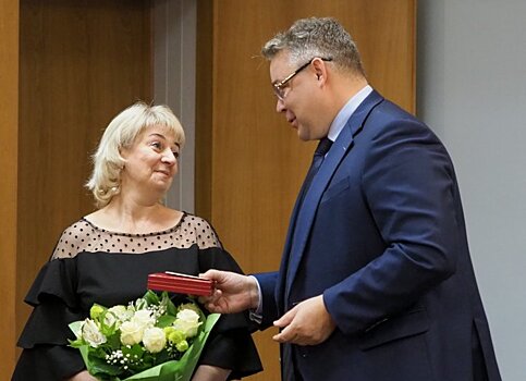 На Ставрополье наградили спасшую детей от дебошира учительницу