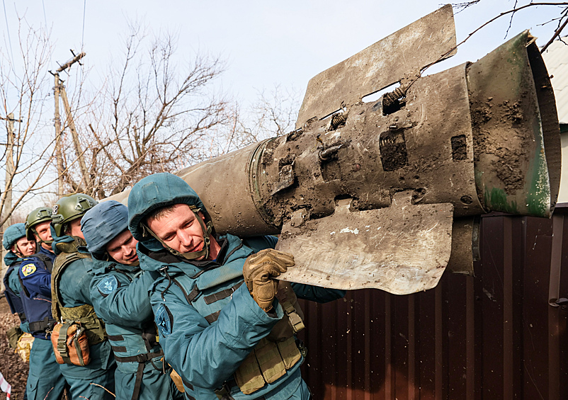 Саперы МЧС во время погрузки в автомобиль неразорвавшейся ракеты РСЗО "Смерч", март 2025 года