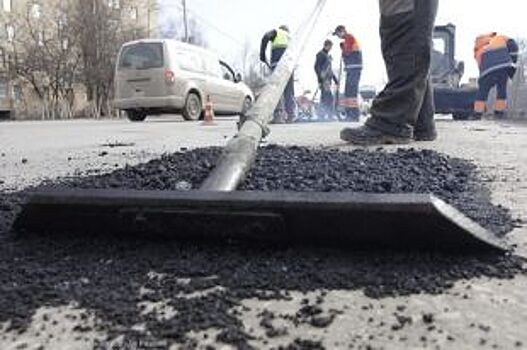 Рабочие продолжают ремонтировать дороги на 12 улицах Рязани