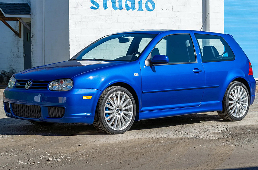Volkswagen Golf R32. 19-летний хот-хэтч продали за 104 тысячи долларов, при этом новый Golf R в США можно купить всего за 45 тысяч. Один из пяти тысяч экземпляров за свою жизнь проехал всего 156 километров и находится в прекрасном состоянии.