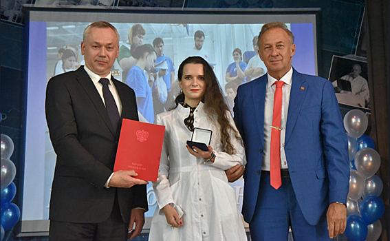 Дипломы вручили новосибирским студентам-медикам
