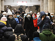 Иммунолог рассказал, что москвичи смогут снять маски летом