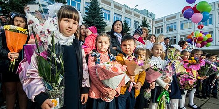 ОБЗОР: Канцтовары, форма и цветы – тренды и стоимость сборов школьника в РФ в 2018 году