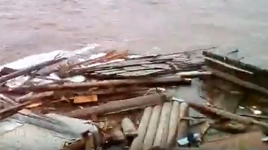 Обрушение дома в реку в российской деревне попало на видео
