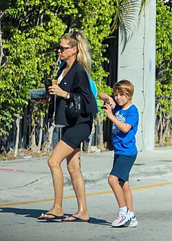 Анну Курникову сняли на прогулке с сыном в Майами