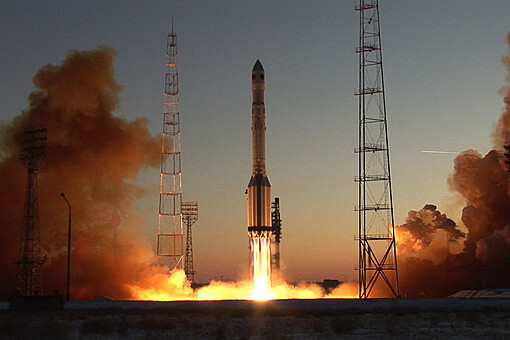 Ракету "Протон-М" с двумя спутниками связи установили на стартовый стол Байконура