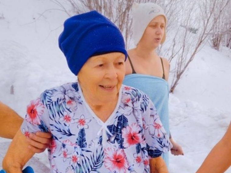 В ХМАО 90-летняя пенсионерка увлеклась купанием в проруби