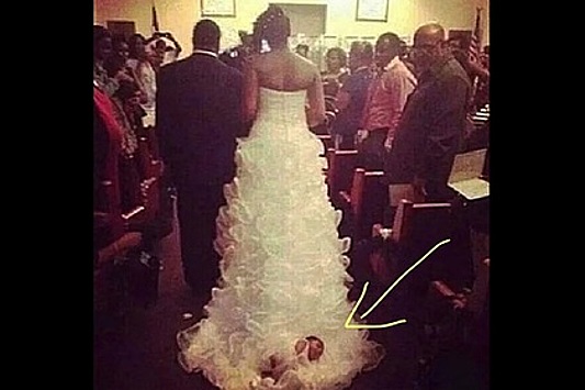 Невеста прицепила младенца к шлейфу платья